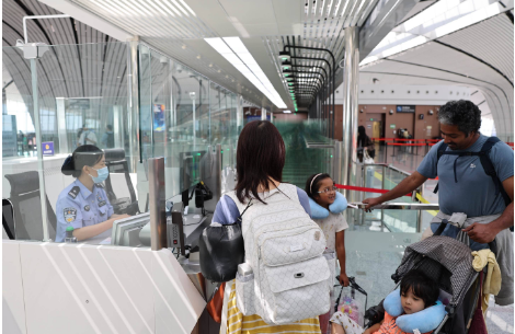 中外游客带旺出入境“流量”