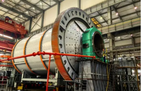 “中国造”球磨机在加纳共和国吊装