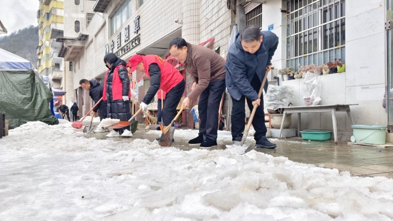 湖北五峰烟草：党员职工齐上阵 除冰扫雪暖人心