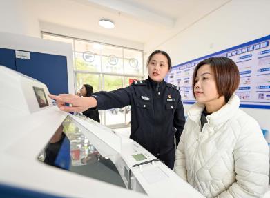 福建首张由台胞自助办理期满换证驾照发出