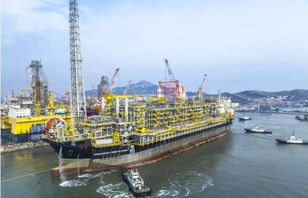 山东港口烟台港助力超大型“海上石油加工厂”起航海外
