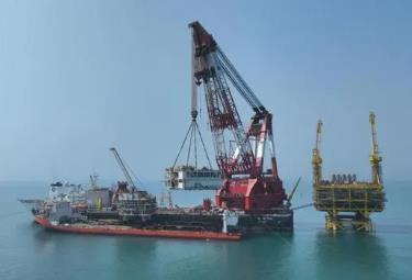 广东首个近浅海油田油气上岸项目首座平台结构安装完工