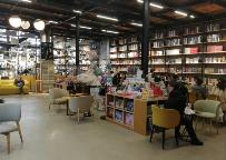 24小时书店里，有一群怎样的人？