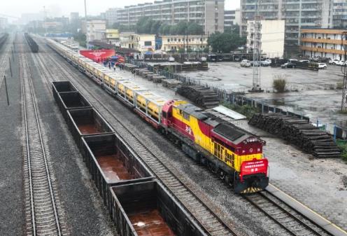 我国首趟硫酸罐式集装箱班列从防城港开出