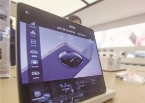 国产手机巨头加速抢滩“AI+折叠屏” 产业链各环节通力合作