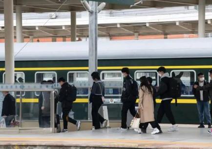 内蒙古首趟直达港澳地区旅游专列开行