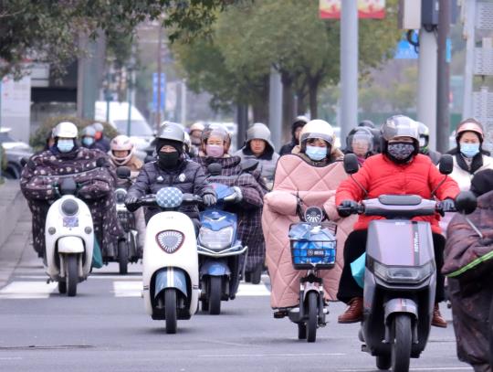追问“电驴”之患：新国标难执行 改装、停放混乱难禁