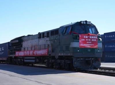 中国东北地区首趟“一单制”铁海快线班列开行