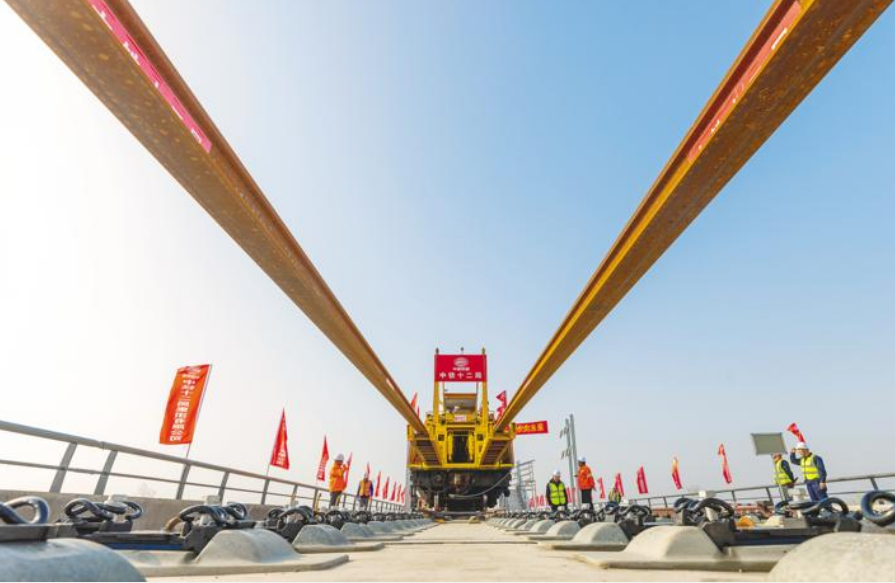 荆荆高铁铺轨提速 冲刺湖北“市市通高铁”
