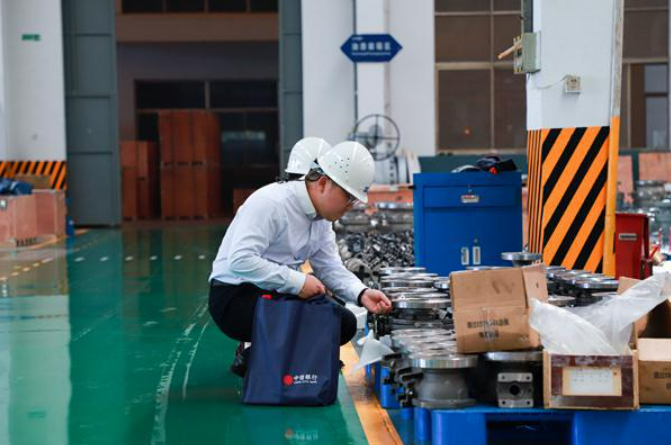 首提“普惠信贷” 让更多金融活水润泽“小生意”“小日子”