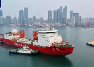 “雪龙”号极地考察船停靠青岛 中国第40次南极考察队凯旋