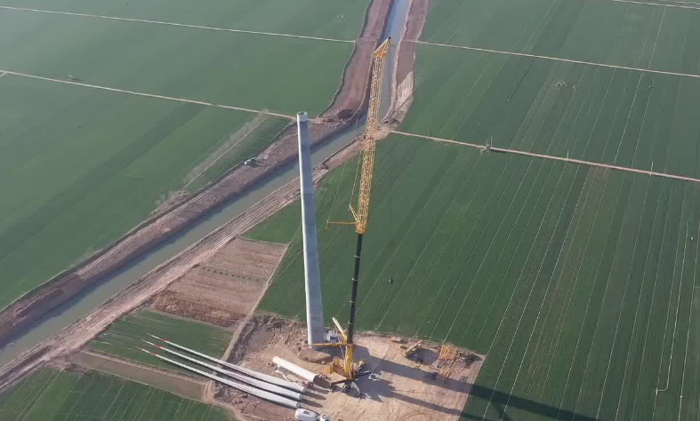 徐工轮式起重机刷新高度和吊重双纪录