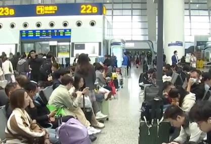 “五一”假期出行火热 假期首日热门线路火车票开售“秒光”