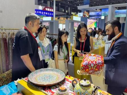 在第四届消博会感受中外文化“双向奔赴”