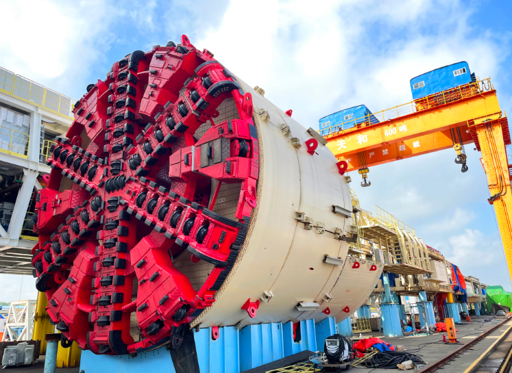 攻克极限地层掘进 都四山地轨道交通首个盾构隧道贯通