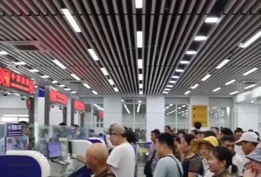 多地口岸出入境人数持续攀升 “五一”假期跨境游高峰提前到来