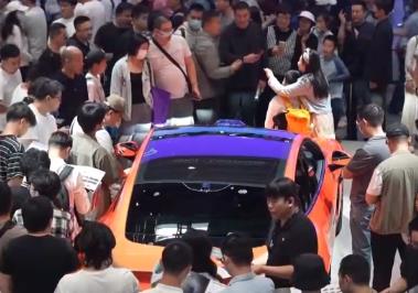 中国新能源车大放异彩 吸引跨国车企与中国车企合作 拥抱绿色出行