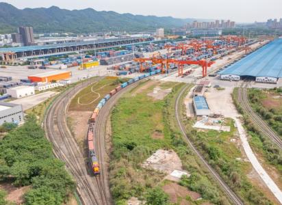 重庆国际物流枢纽园区运行繁忙