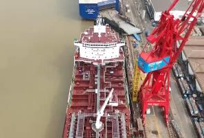 自研升级 5万吨级新型绿色化学品成品油船交付