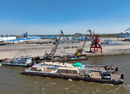 松花江全线进入航运期 首航出口货物共1540余吨