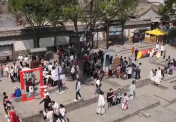 国内旅游市场成消费领域亮点 “古城”“古镇”游激活消费新活力