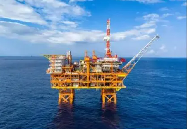 我国首个智能海上钻采平台完成安装