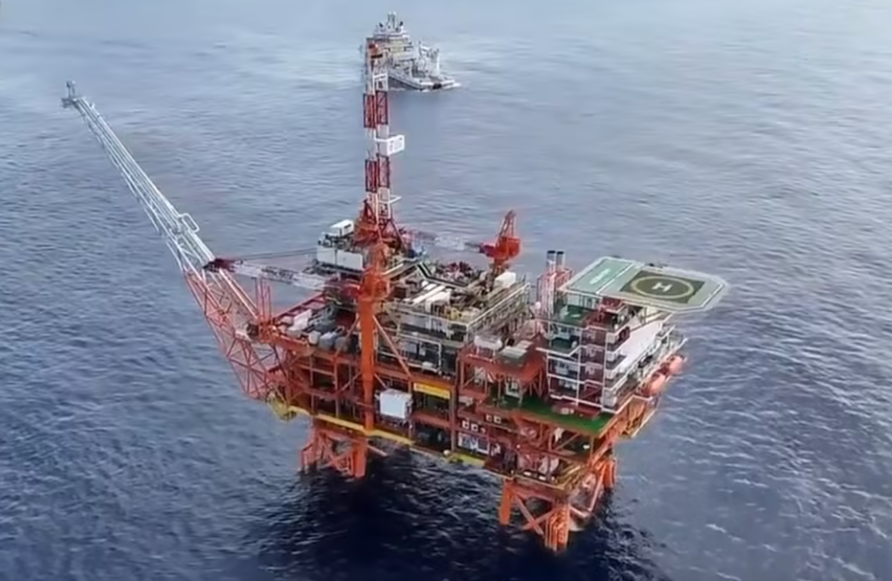 我国首个智能海上钻采平台完成海上安装