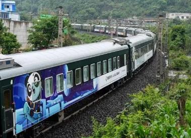 “躺游”各地好风景 “熊猫专列”次第开