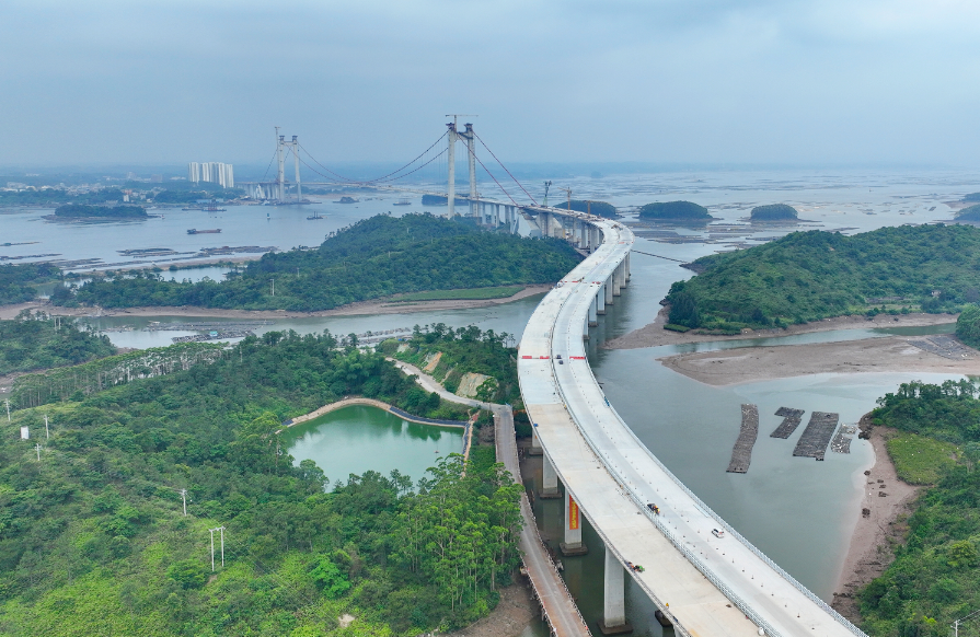 广西在建最长跨海大桥全线贯通