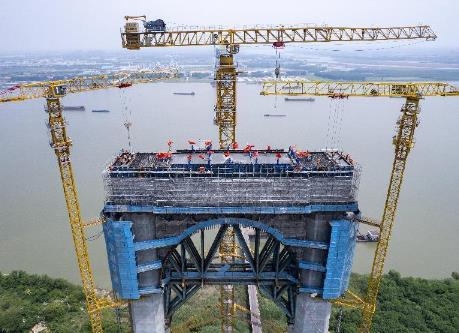 世界最大跨径四主缆悬索桥鄂州侧主塔率先封顶