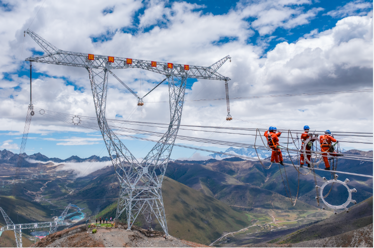 国家电网国内首例十分裂导线在川渝特高压工程展放