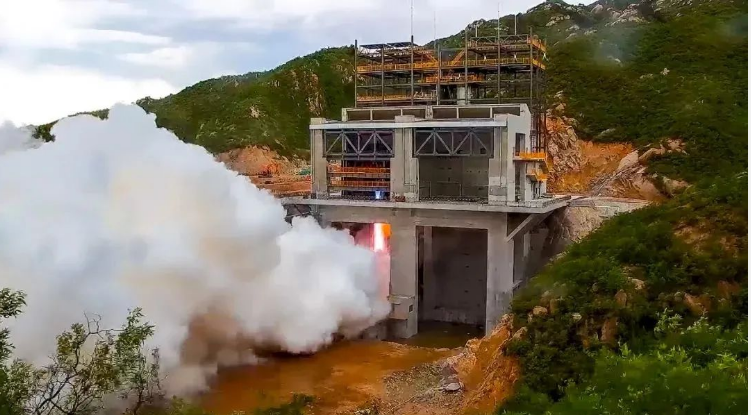 我国大推力氢氧发动机垂直双工位试验台建成投用
