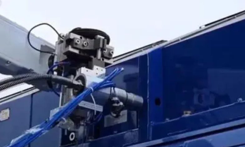 我国首个重载铁路加氢站上岗机器人“员工”