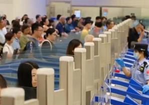 深圳各口岸迎来多轮出入境客流高峰 湾区跨境流动日益频密