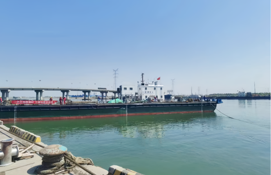 我国首套内河沉管运安专用船组下水