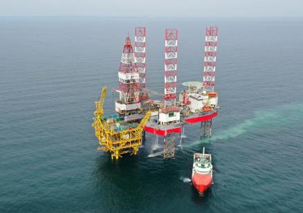 我国首个海上全方位绿色设计油田投产