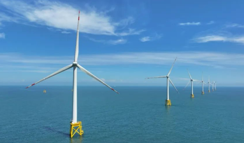 东方电气集团自主研制的18兆瓦半直驱海上风电机组并网发电