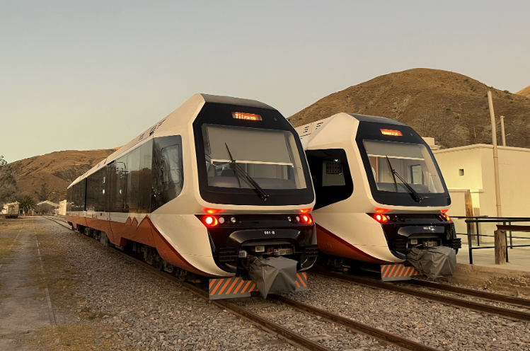 满载乘客！中车出口南美新能源轻轨列车正式运营