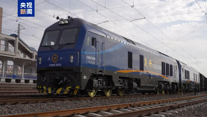 中车大连公司：首批FXN3C型干线货运内燃机车投入运用