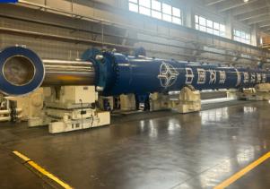 我国自主研发、核心技术自主可控 全球最大打桩船油缸下线