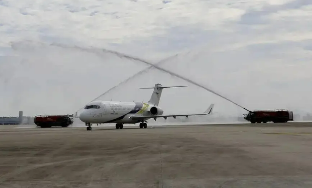 中国自主研发的支线飞机ARJ21最长商业航线首航成功