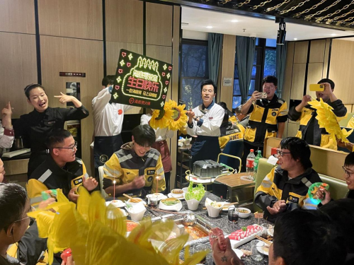 温暖冬日的火锅之约：千名外卖员共享海底捞火锅宴