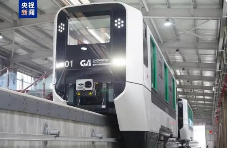 全球首列机场跨坐式单轨列车下线