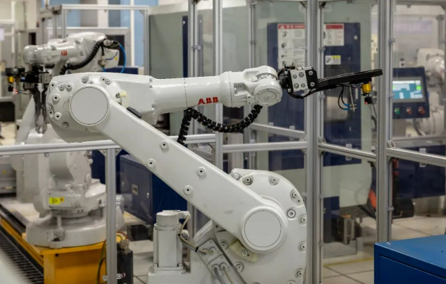 中国宝武上岗机器人 炉前“新工人”检测样品仅需百秒