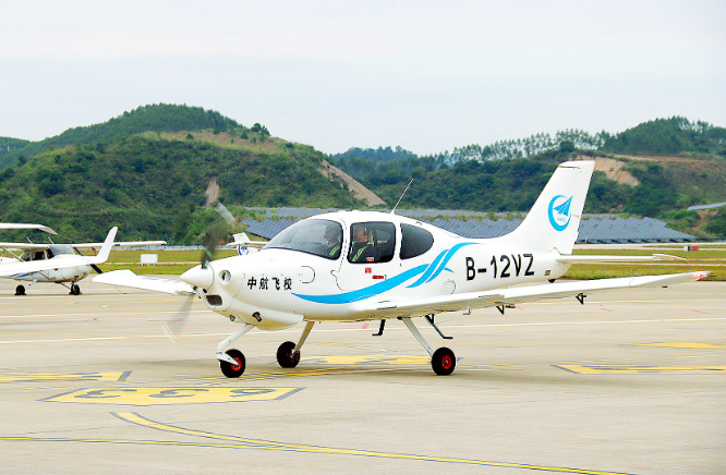 中国航空工业集团“领雁”AG100飞机正式投入运行