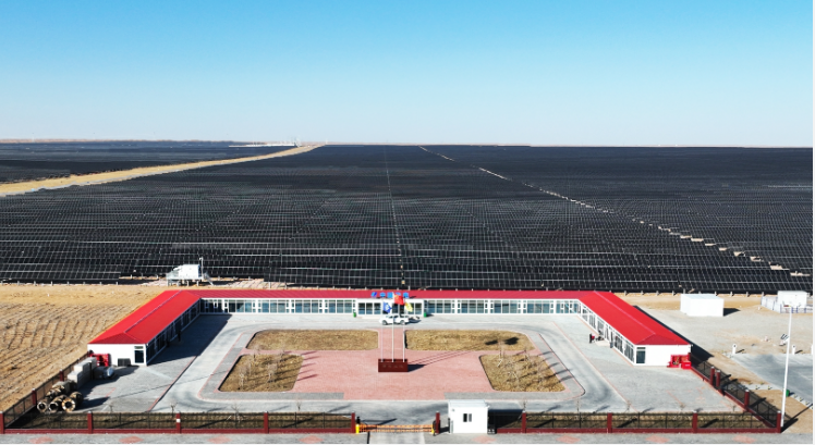 内蒙古华电腾格里“沙戈荒”大型风电光伏基地并网发电