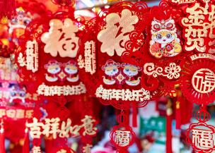 新年临近 蛇年生肖饰品走俏市场