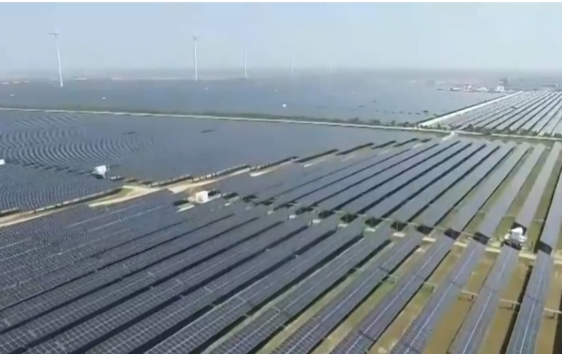 我国最大滩涂光储电站投产发电