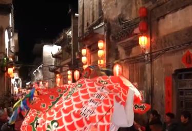 传承与创新 鱼灯“游”在故乡的路上