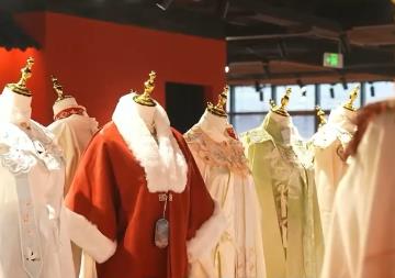 文化自信是底气，历史“穿”身上！“拜年服”订单爆满 “国潮”产品受热捧